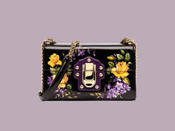 Jarní doplňky módního domu DOLCE & GABBANA zdobí motivy květin. Řetízek kabelky jde odepnout a proměnit ji tak ve večerní psaníčko.
