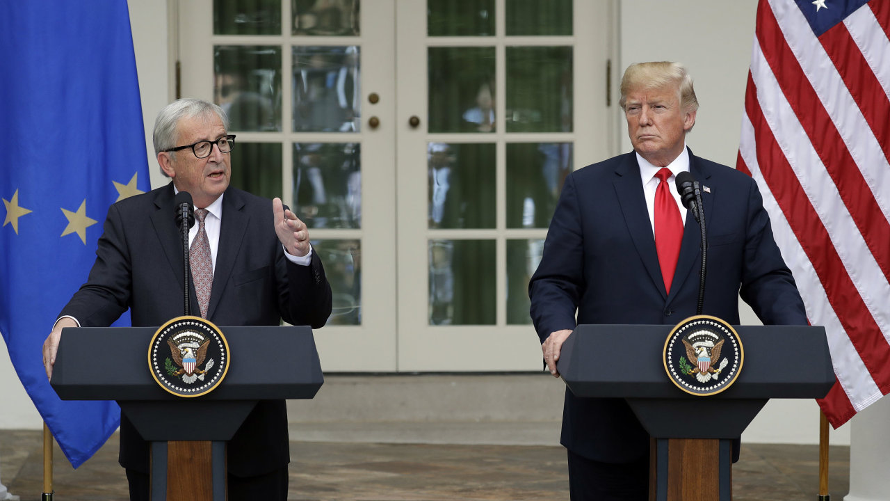 Americk prezident Donald Trump po setkn s pedsedou Evropsk komise Jeanem-Claudem Junckerem.