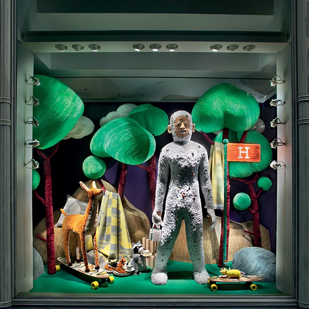 Hermès Tématem pařížské značky Hermès pro rok 2018 je hravost. A volné hrací pole dostal při vytváření výloh na Madison Avenue i multimediální umělec Don Porcella, který proslul hlavně svými groteskními sochami z barevných drátových čistítek na dýmky. Vzpomínky na dětství na Coney Islandu, kde si mohou hrát i dospělí, ho inspirovaly k vytvoření malebné minigolfové krajiny plné křiklavých kolotočů, roztomilých jezírek i bezostyšně podivných postaviček.