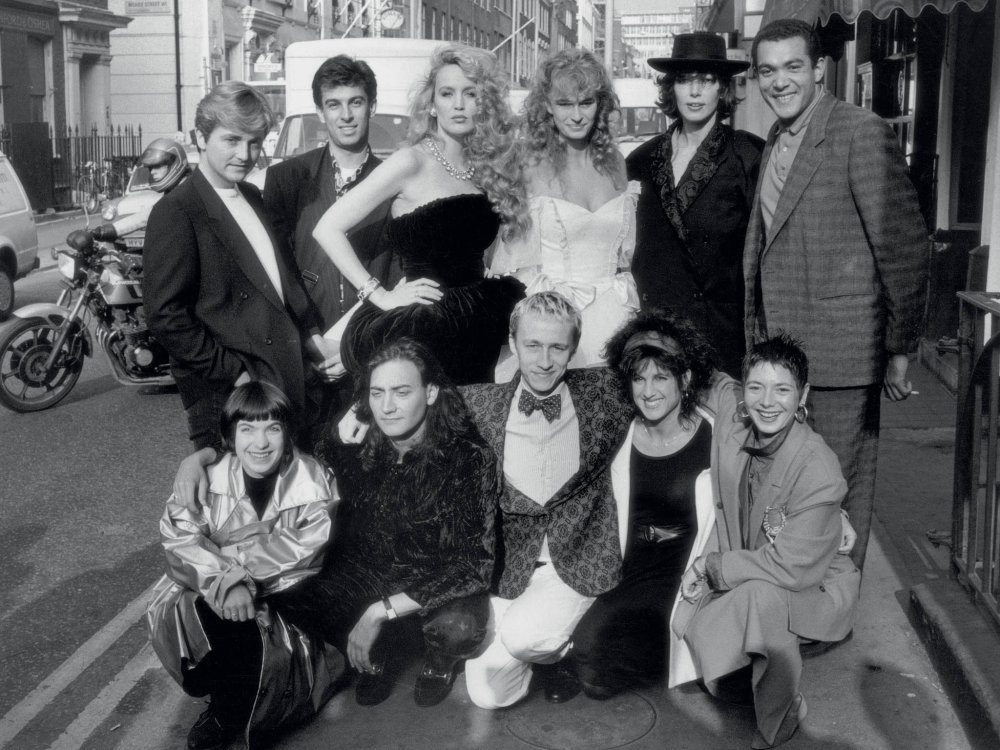 Rok 1985. Návrháři David Emmanuel, Rifat Ozbek, Bruce Oldfield, Katherine Hamnettová, Elizabeth Emmanuelová, Stevie Stewart, Scott Crolla, Jasper Conran, Wendy Dagworthyová (vepředu vpravo) a americká herečka Jerry Hallová (vzadu, třetí zleva).