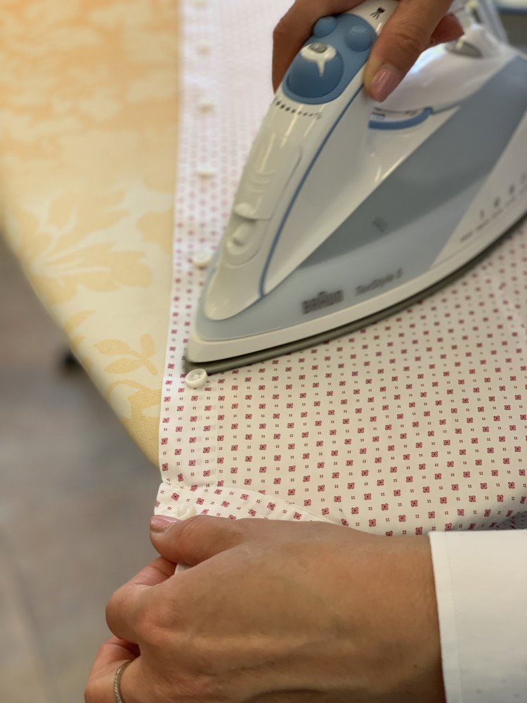 Nyní vás čeká nejnáročnější část - přednice košile. Jako první si urovnejte a začněte žehlit přednici s knoflíčkovou légou. Žehlete do hladka a pomáhejte si mírným tahem a vypínáním.