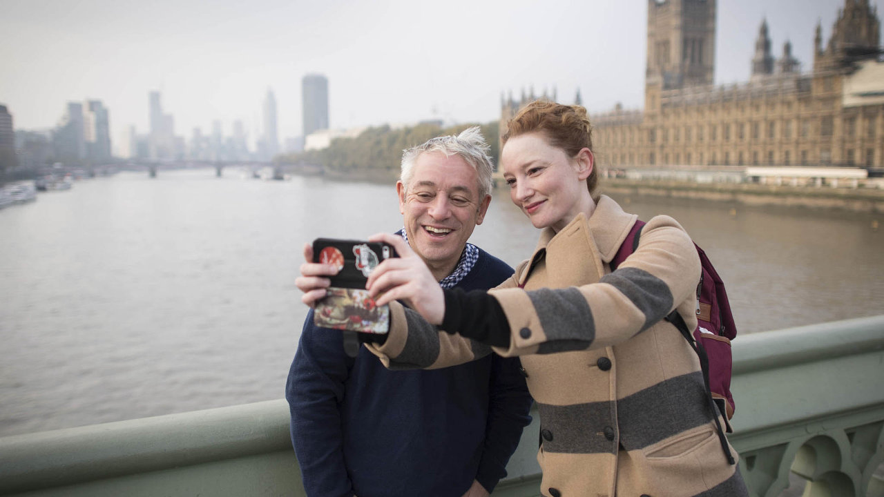 Selfie vLondn: John Bercow a jedna zjeho obdivovatelek.