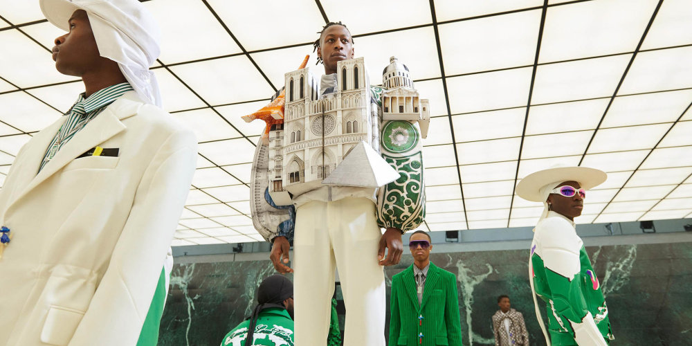 Loni na podzim zase pro Louis Vuitton uvedl outfity v podobě pařížských památek.
