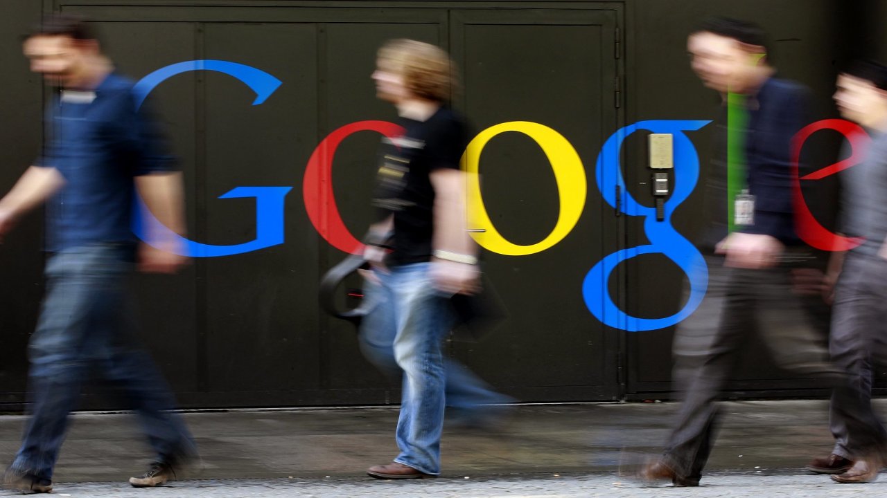 Lid prochz okolo budovy Googlu ve vcarskm Curychu.