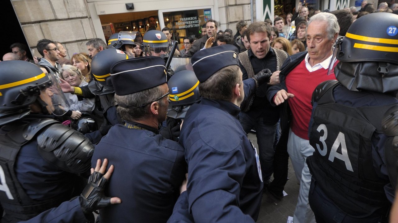 Francouzt policist pacifikuj rozlcen demonstranty v severnm Baskicku.