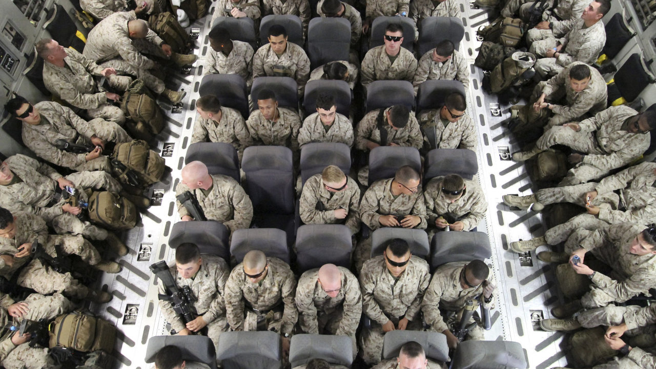 Amerit vojci ped odletem do Afghnistnu