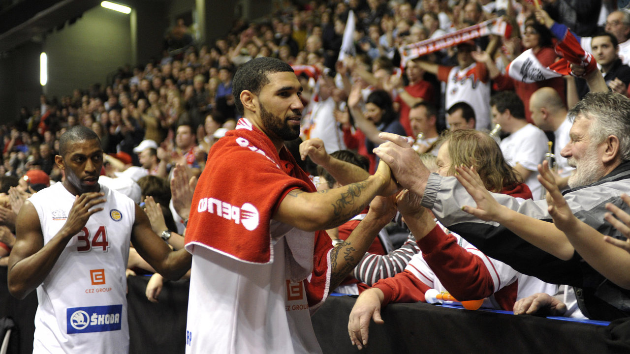 Basketbalist Nymburka slav s fanouky vhru nad CSKA Moskva.