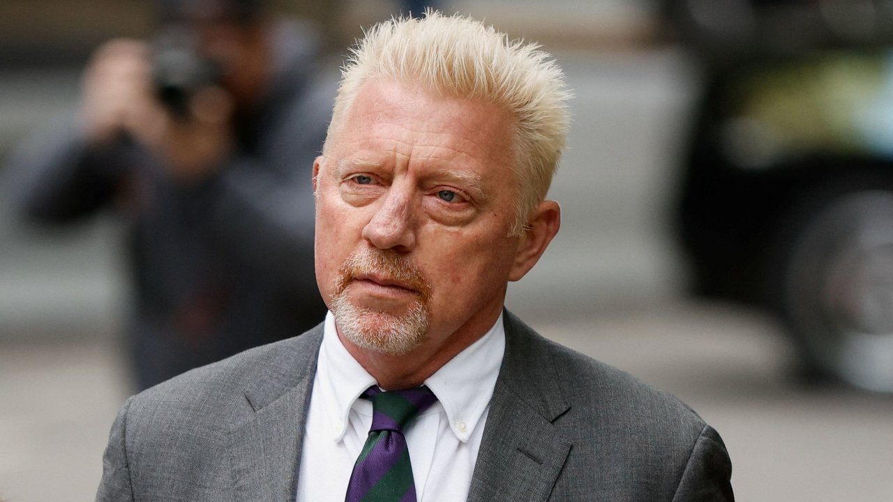 Boris Becker na cestì k soudu, který ho poslal na dva a pùl roku do vìzení.
