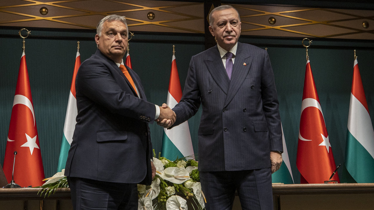 Evropská unie i NATO mají doutnající problém ve vlastních øadách: jeden se jmenuje Viktor Orbán (vlevo), druhý Recep Tayyip Erdogan.