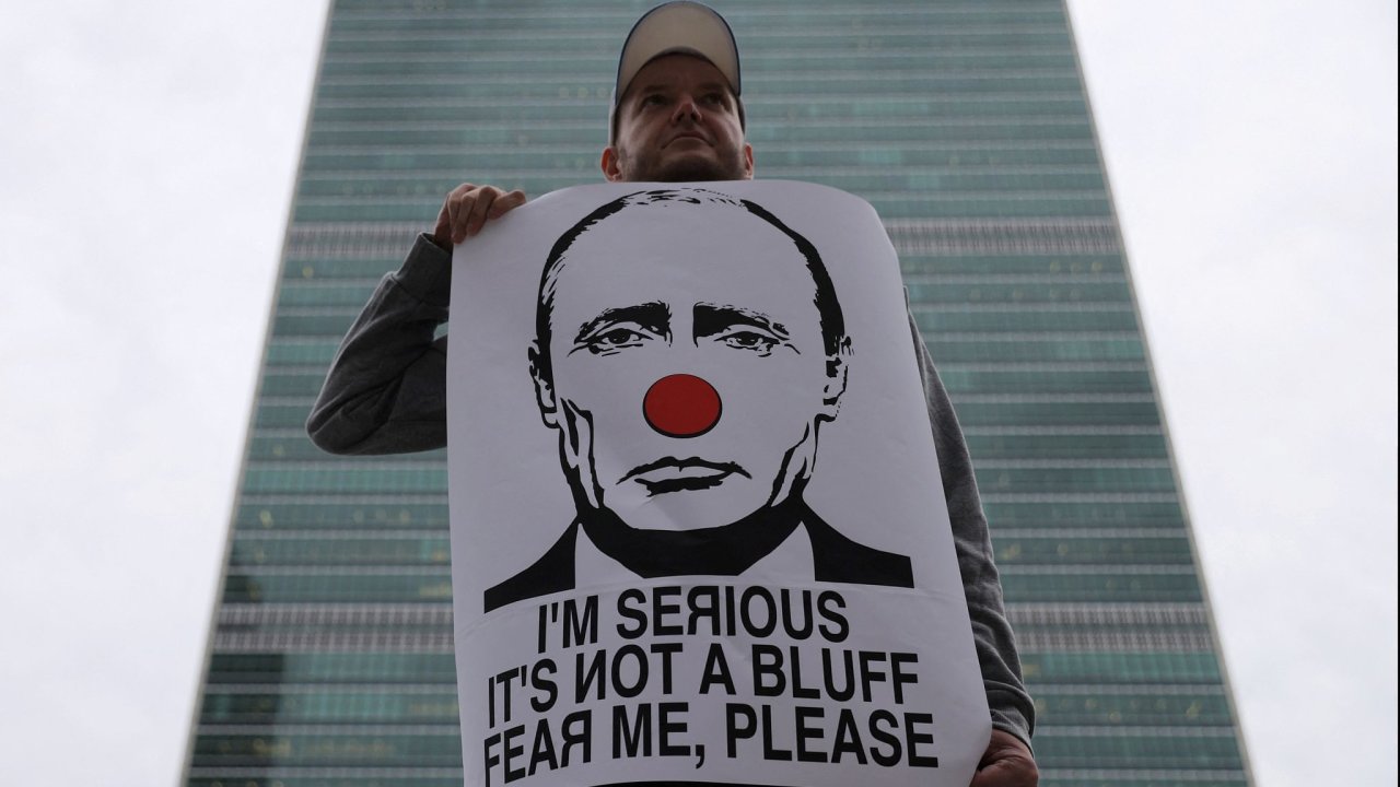 Protest proti ruské agresi pøed sídlem OSN v New Yorku.