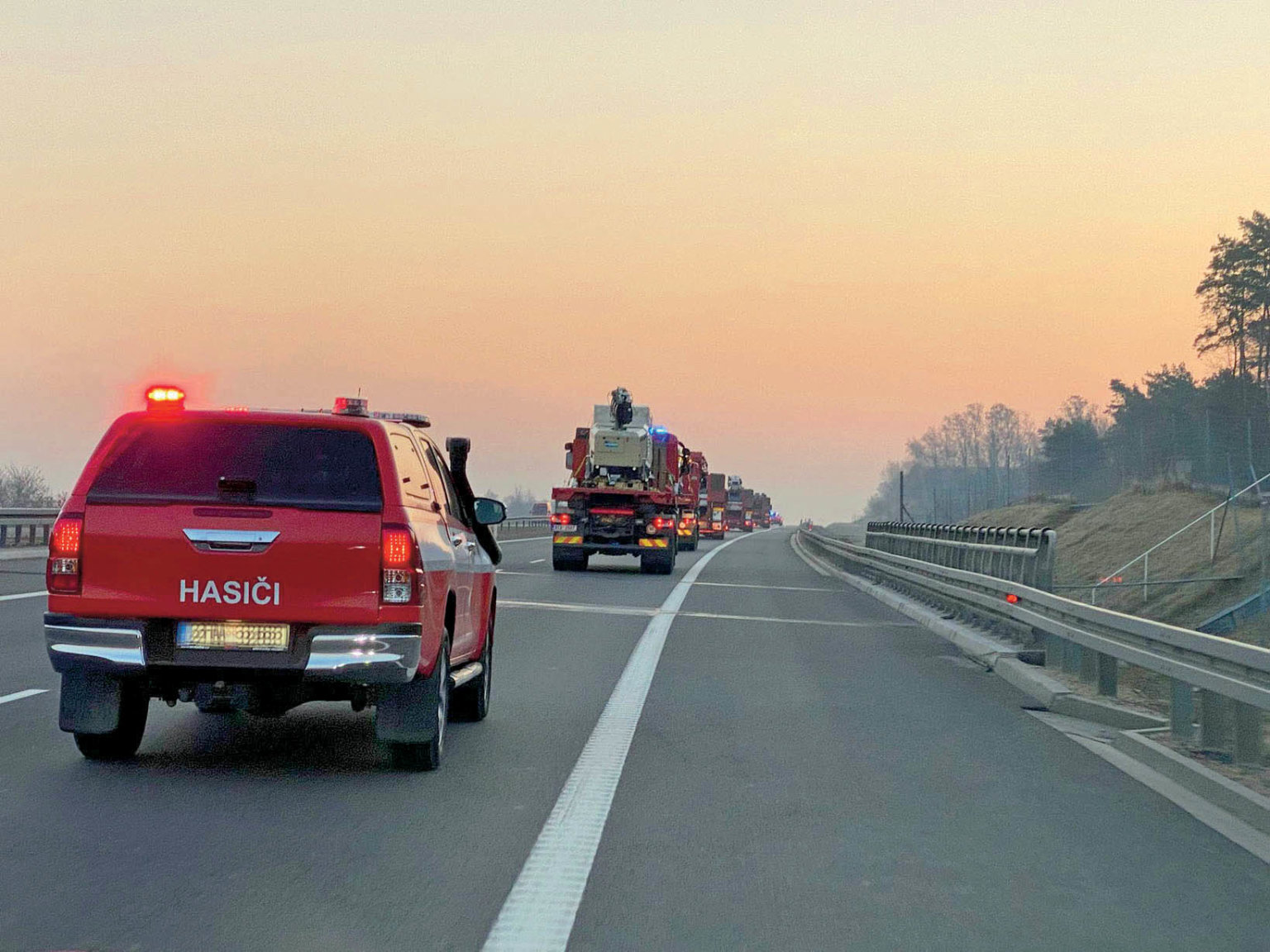 Pomoc èeských hasièù ukrajinským kolegùm míøí k hranicím.