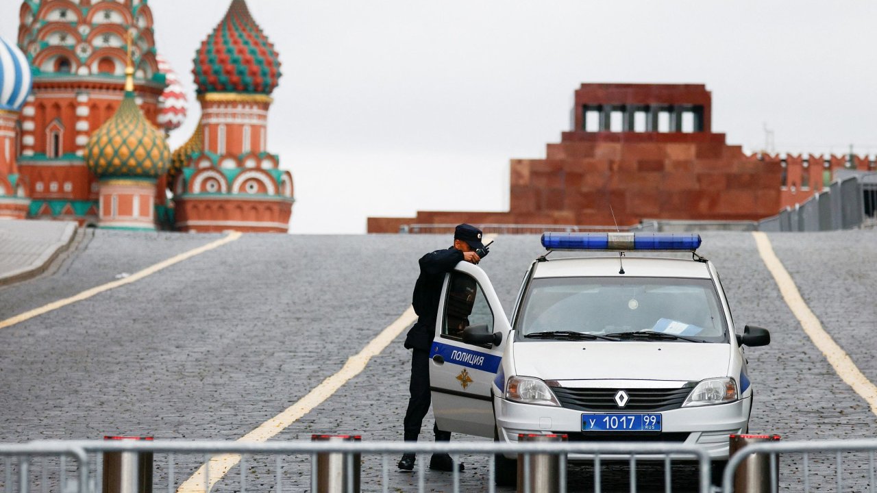 Rusk policista hld v sobotu uzaven Rud nmst v Moskv. Na vpadovkch z msta se dajn pipravuj ztarasy a kulometn hnzda k obran.