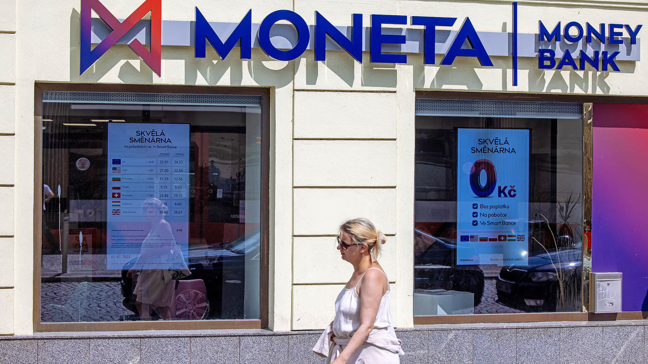 ist zisk Monety Money Bank za leton prvn pololet meziron klesl o 13,7 procenta na 2,5 miliardy korun.