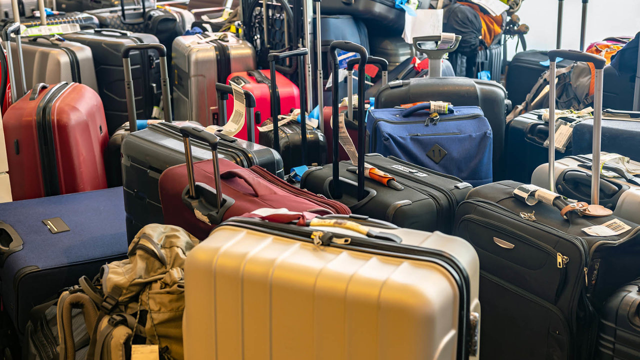 Dlouh ekn na kufry a batohy je na indickch leteckch uzlech dlouhodob problm, pe zpravodajsk web BBC.
