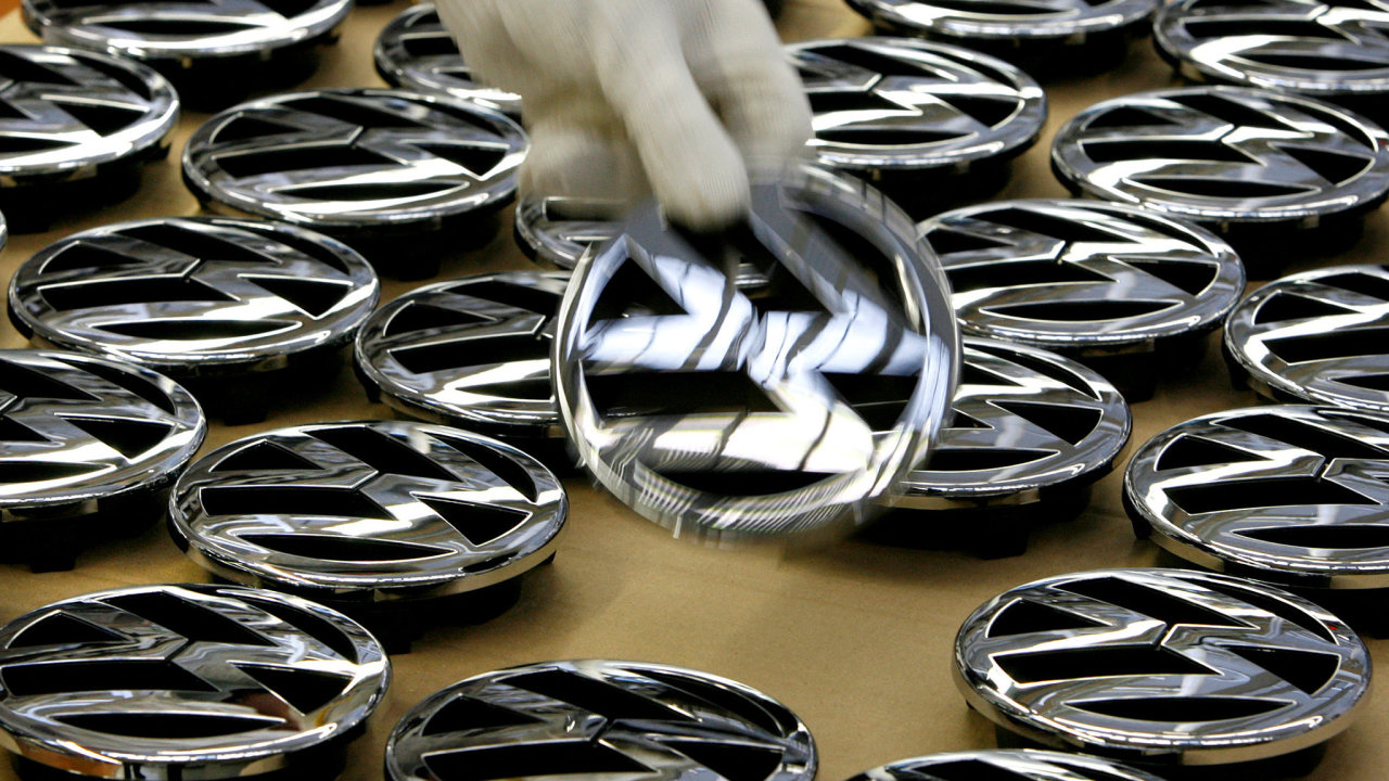 Nmeckmu automobilovmu koncernu Volkswagen loni klesl ist zisk o 30,6 procenta.