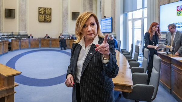 Návrh letošního rozpočtu snížil očekávané příjmy, zvýšil výdaje. Schodek má být 310 miliard korun