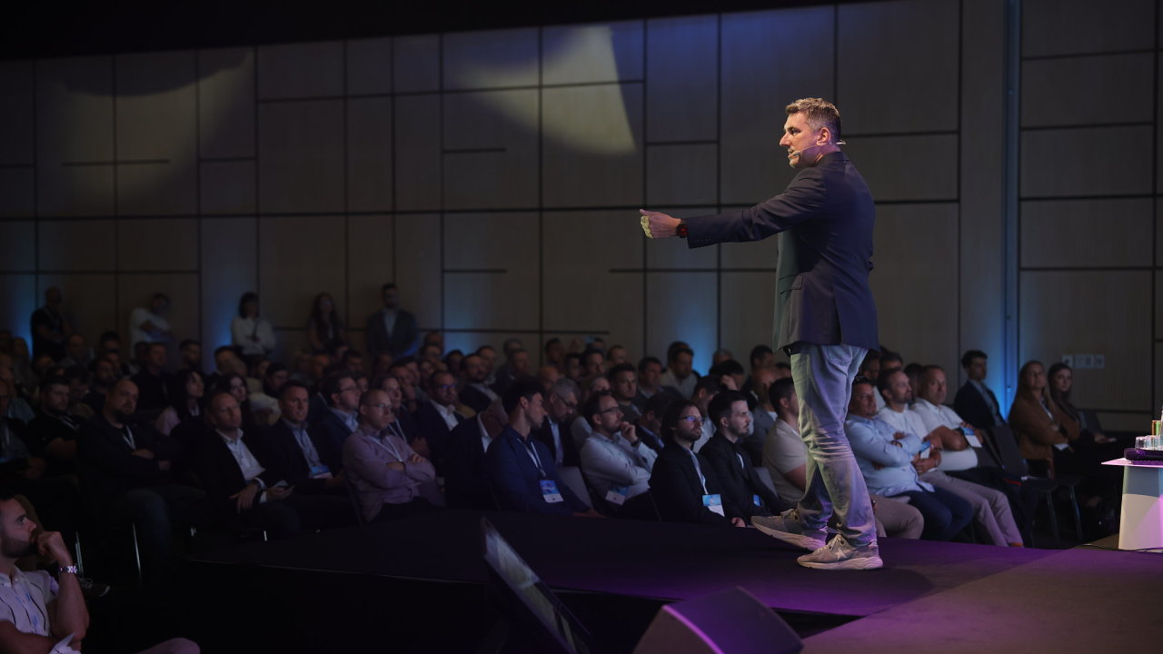 O tom, jak umělá inteligence mění jeho firmu, mluvil na konferenci Planeta AI...