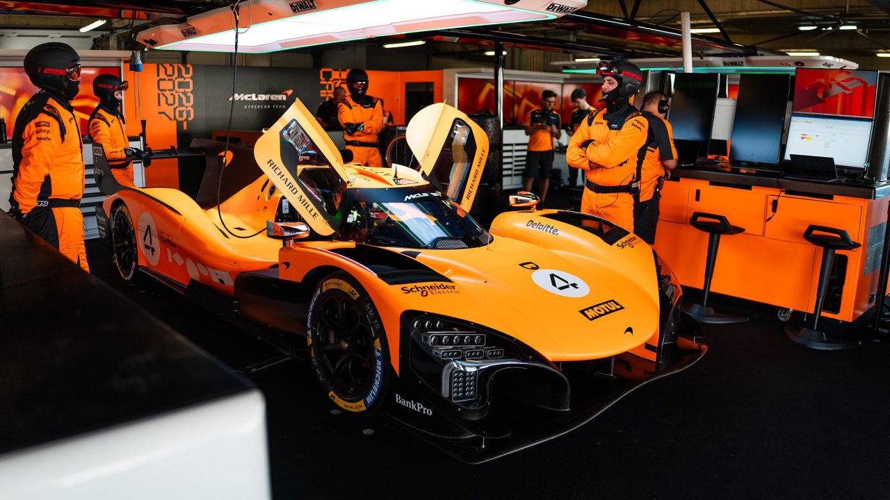 Z�vodn� v�z McLarenu s logem Aricomy se poprv� uk�zal v portugalsk�m...