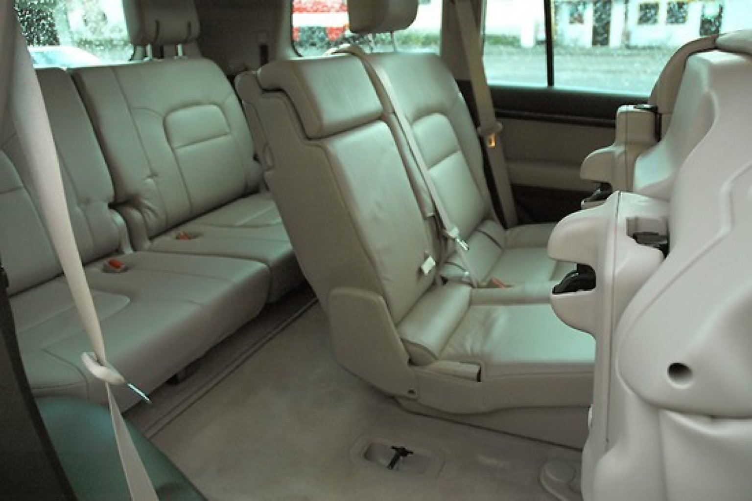 957449828_toyota_land_cruiser_32_550x367_.jpg