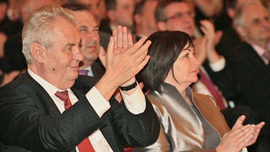 Prezident Zeman se svou enou na oslav svho prvnho roku ve funkci