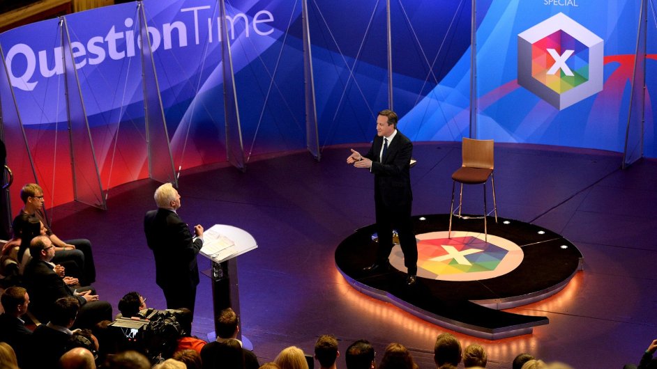 Pedvolebn debata s divky stanice BBC. Na snmku uprosted premir zem David Cameron.