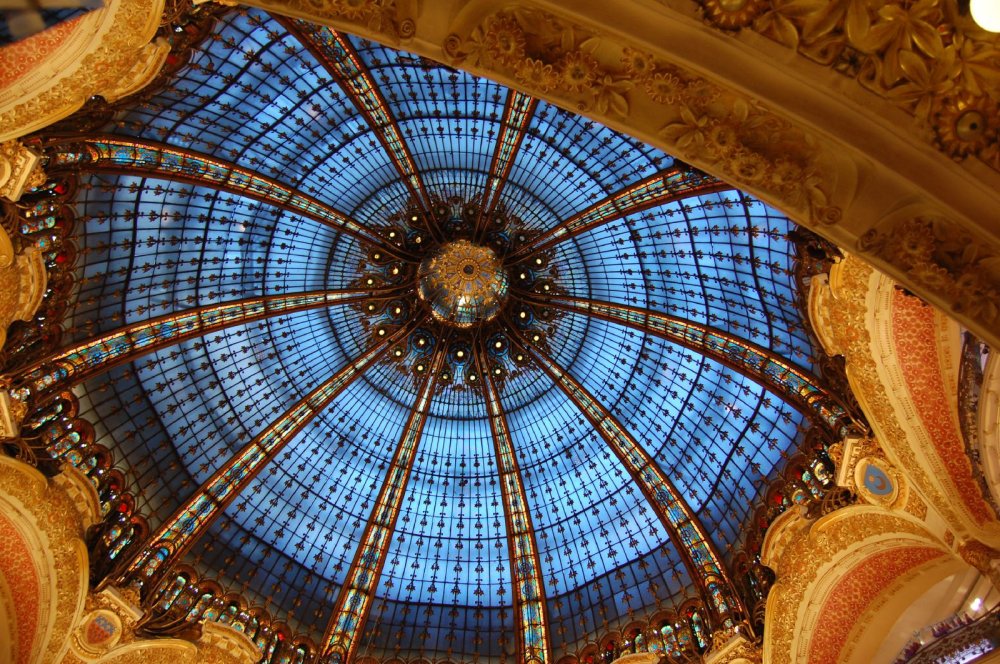 Kupole pařížské Galerie Lafayette Francouzský řetězec obchodních domů Galeries Lafayette otevřel dveře svého prvnícho nákupního střediska v devátém pařížském okrsku v roce 1912.