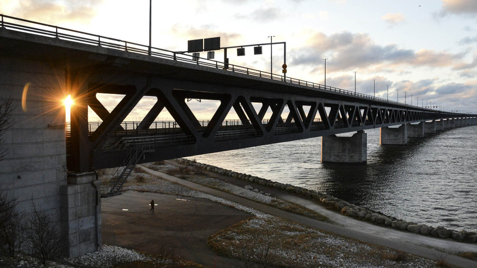 Most Oresund spojuje vdsko aDnsko. Nyn je ovem symbolem rozdlen.