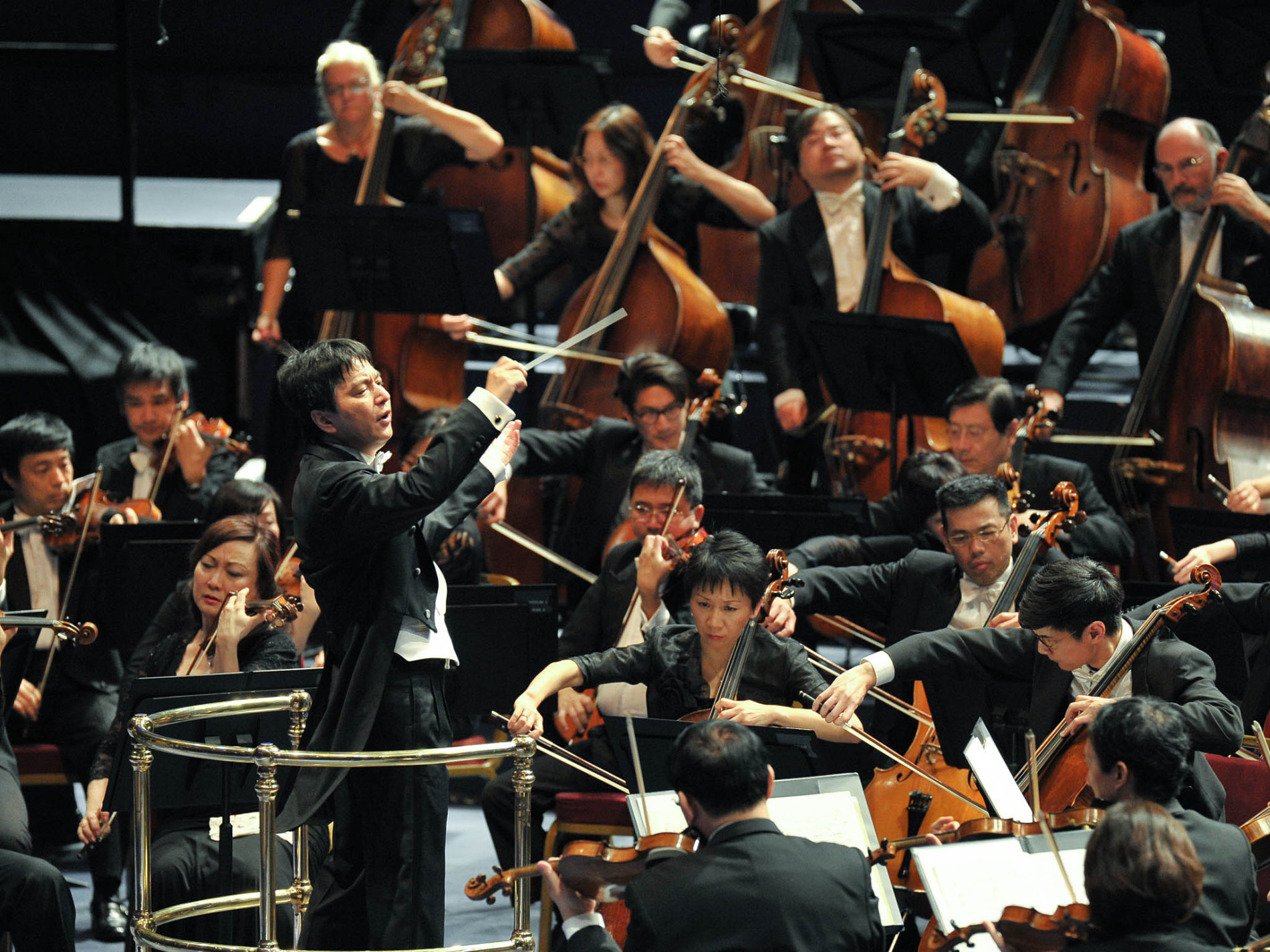 Singapurský symfonický orchestr byl založen roku 1979, Lan Šuej se jeho hudebním ředitelem stal v roce 1997. Vystoupí s ním 29. května ve Smetanově síni Obecního domu. jarvis_5717e3b2498e1174474efa74.jpeg