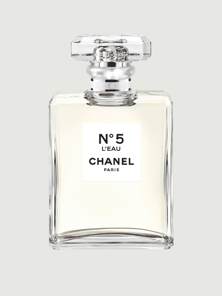 Parfém CHANEL No.5. I když si o parfému CHANEL No.5 myslíte, že jej znáte lépe než své boty, nová interpretace od Oliviera Polge vás překvapí svým čistým, o poznání jednodušším a hlavně výrazně svěžejším aroma. Je to pětka, ale úplně jiná. Přesvědčte se na vlastní kůži.
Cena 2650 Kč za 50 ml.