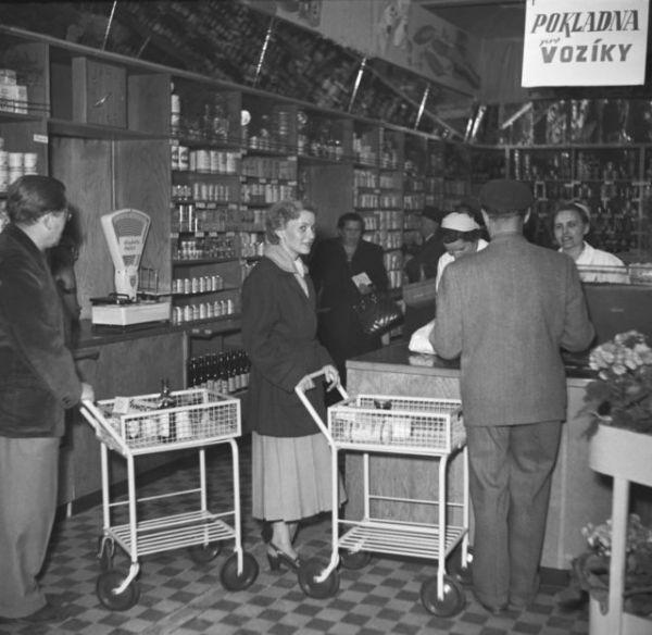 Otevení první samoobsluhy v eskoslovensku v roce 1955