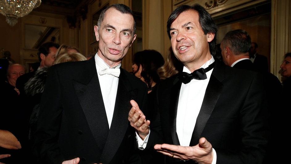 Emise akci UniCreditu uke, nakolik investoi v italskmu bankovnictv. Nasnmku Jean-Pierre Mustier (vlevo) sefem banky Intesa Carlem Messinou vmilnsk opee La Scala.