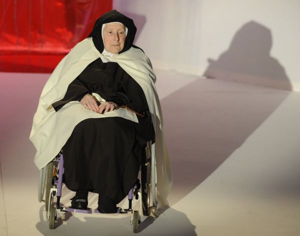 �&aacute;dov&aacute; sestra Anna Magdalena Schwarzov&aacute; p�evzala 17. listopadu v Praze Cenu Pam�ti n&aacute;roda