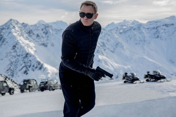 eská kina zaínají nový film s Jamesem Bondem promítat netradin ji ve stedu veer.