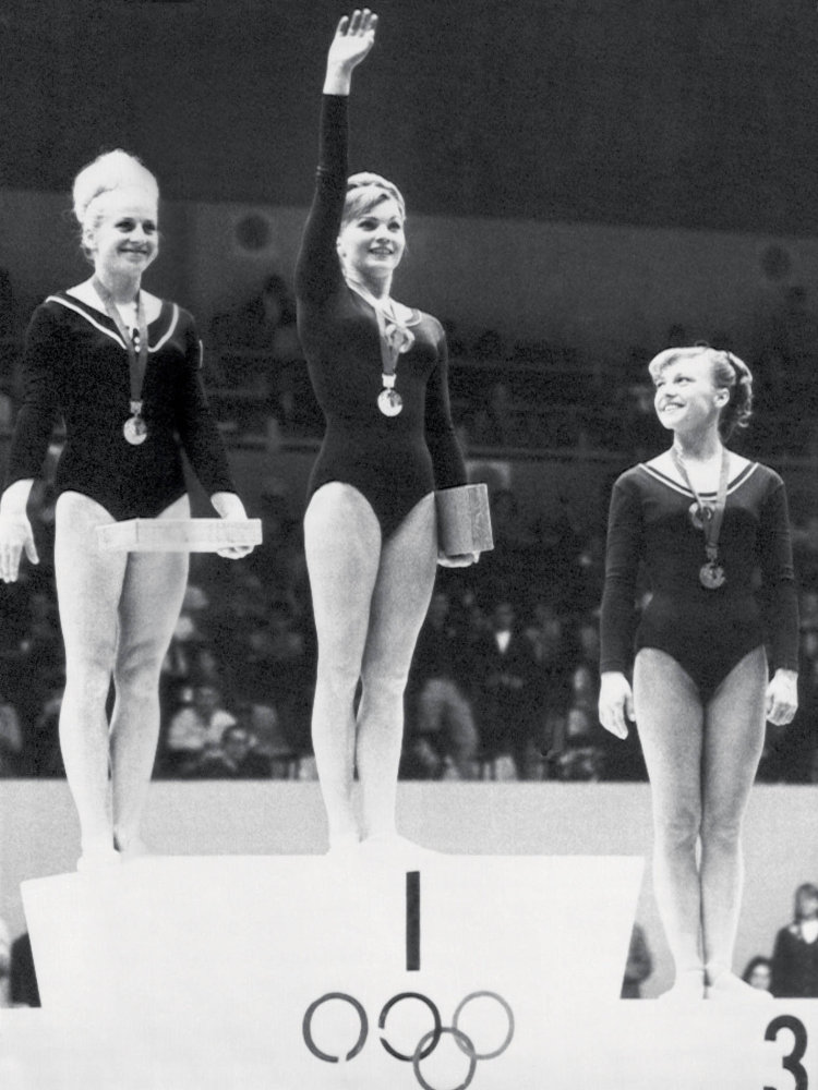 Stupně vítězů na OH v Mexiku v roce 1968. Zleva: Věra Čáslavská, Larissa Petriková, Natalia Kučinská