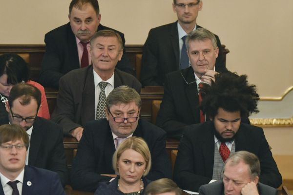 Ustavující schze Poslanecké snmovny pokraovala22. listopadu v Praze. Poslanci by mli volit pedsedudolní komory.