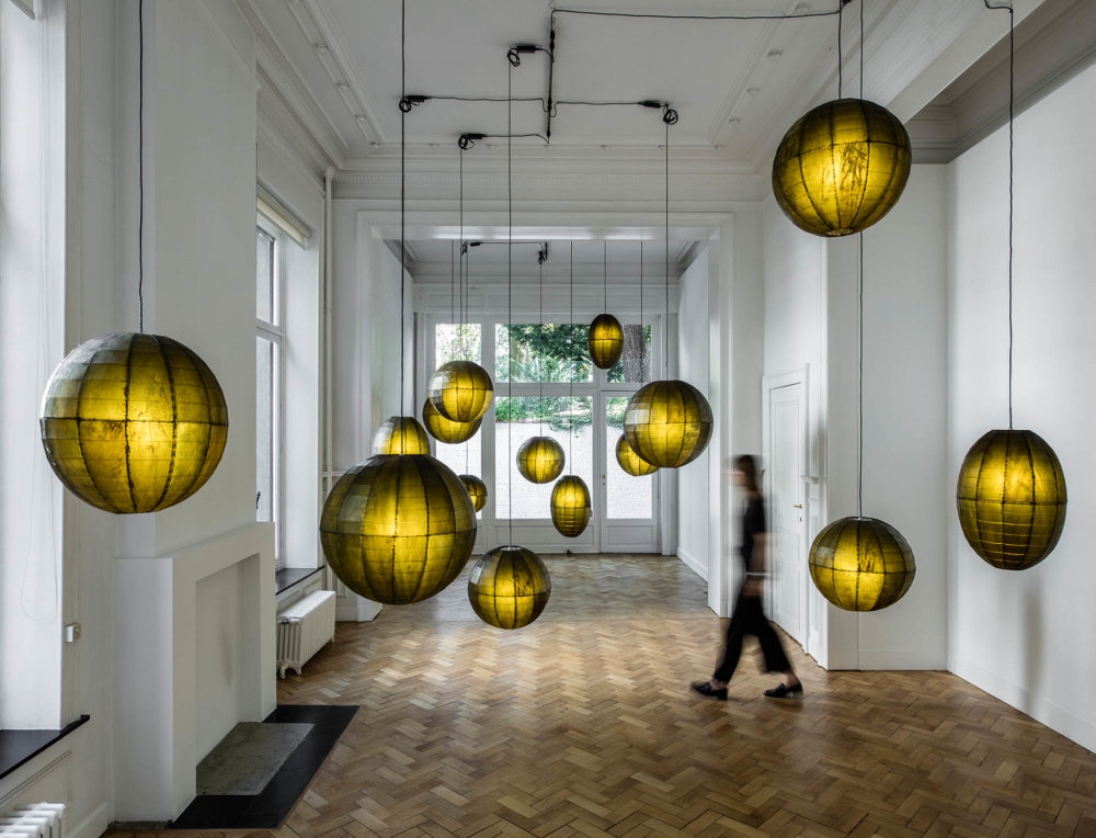 Úspěch ovšem slavila i galerie Gladstone s instalací Anicky Yi.