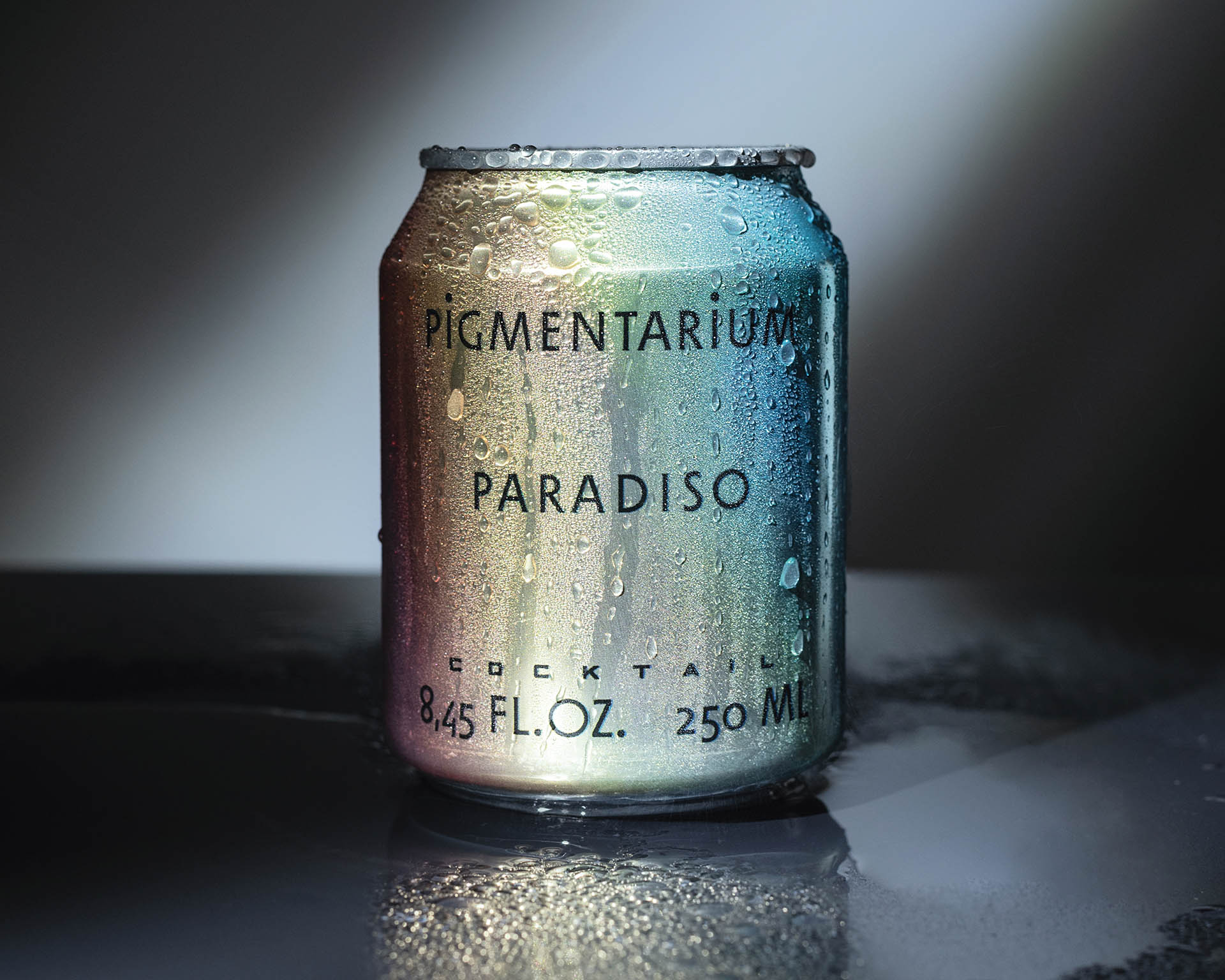 Parfm doskleniky. Drink vytvoen losk lto pro uveden nov vn Paradiso parfumrskho domu Pigmentarium zstv nadle vnabdce baru Public Interest.