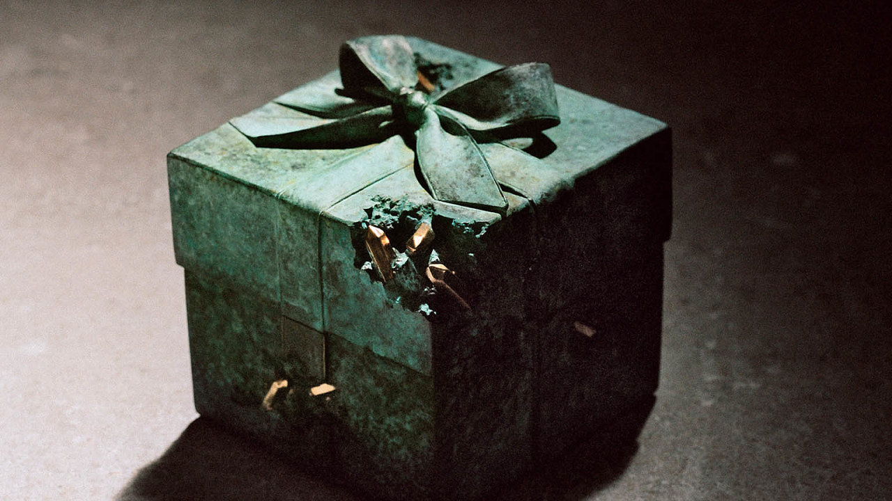 Co se stane, kdy ikonickou modrou krabiku Tiffany vezme do rukou slavn umlec Daniel Arsham?