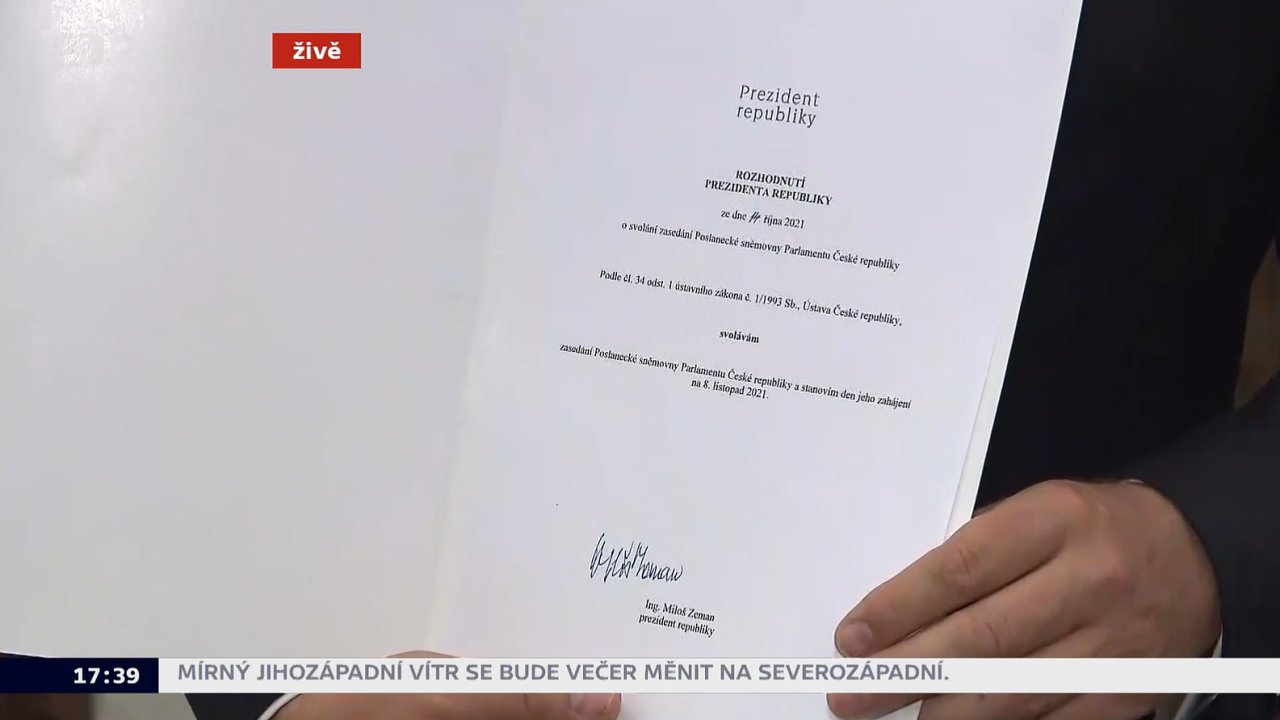 Vondrek ukazuje dokument podepsan prezidentem Zemanem.