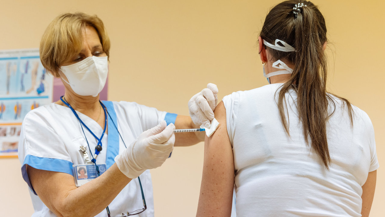 Vyžadovat po zaměstnancích očkování proti korovaniru není v Česku možné. Až na pár výjimek.