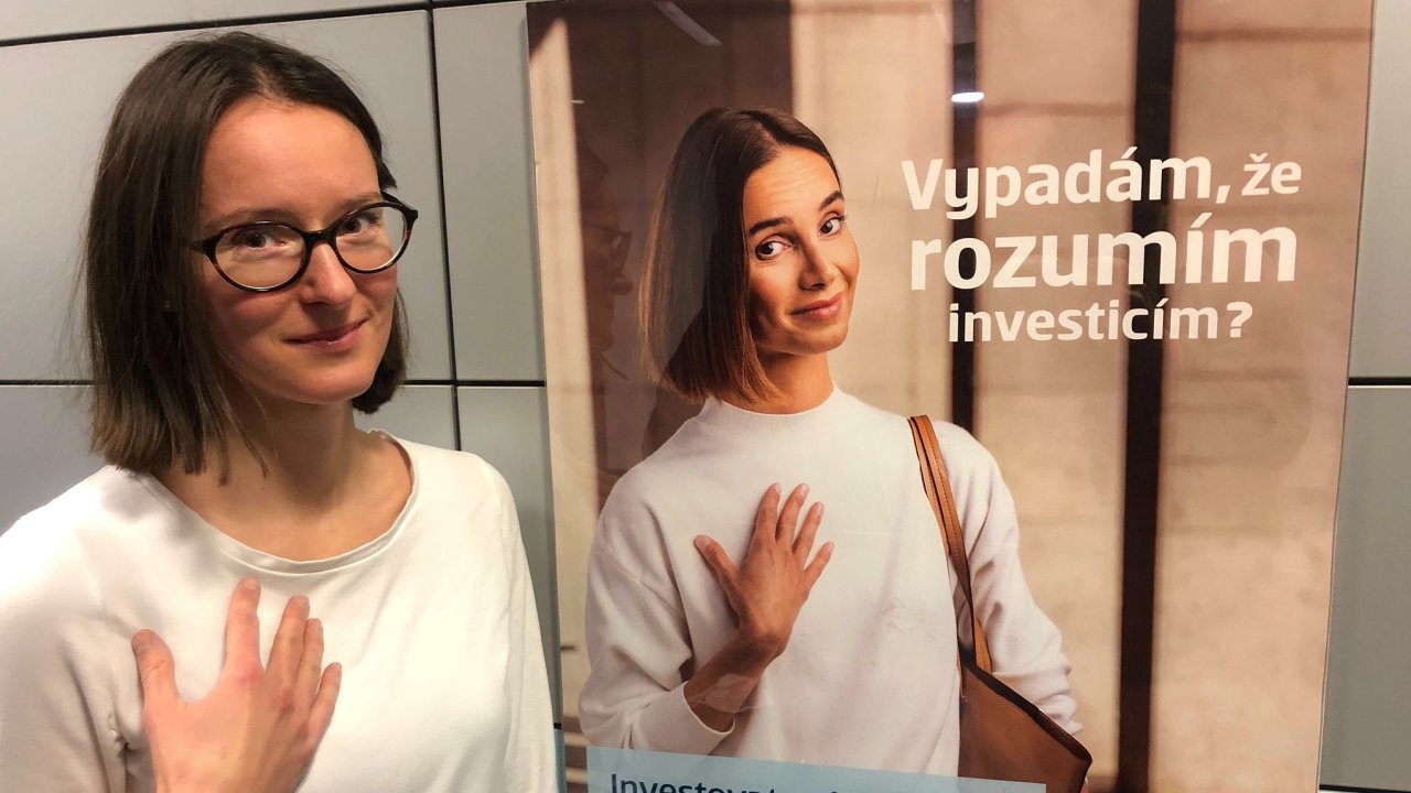 Příspěvek Evy Hlavsové, která se vyfotila u reklamního plakátu České spořitelny, má na sociálních sítích za jeden den stovky komentářů.