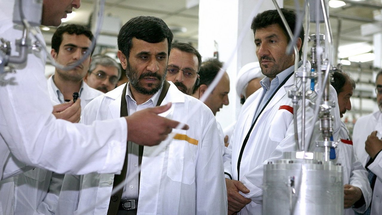 Mahmd Ahmadned pi prohldce jadernho zazen v Natanzu v roce 2008