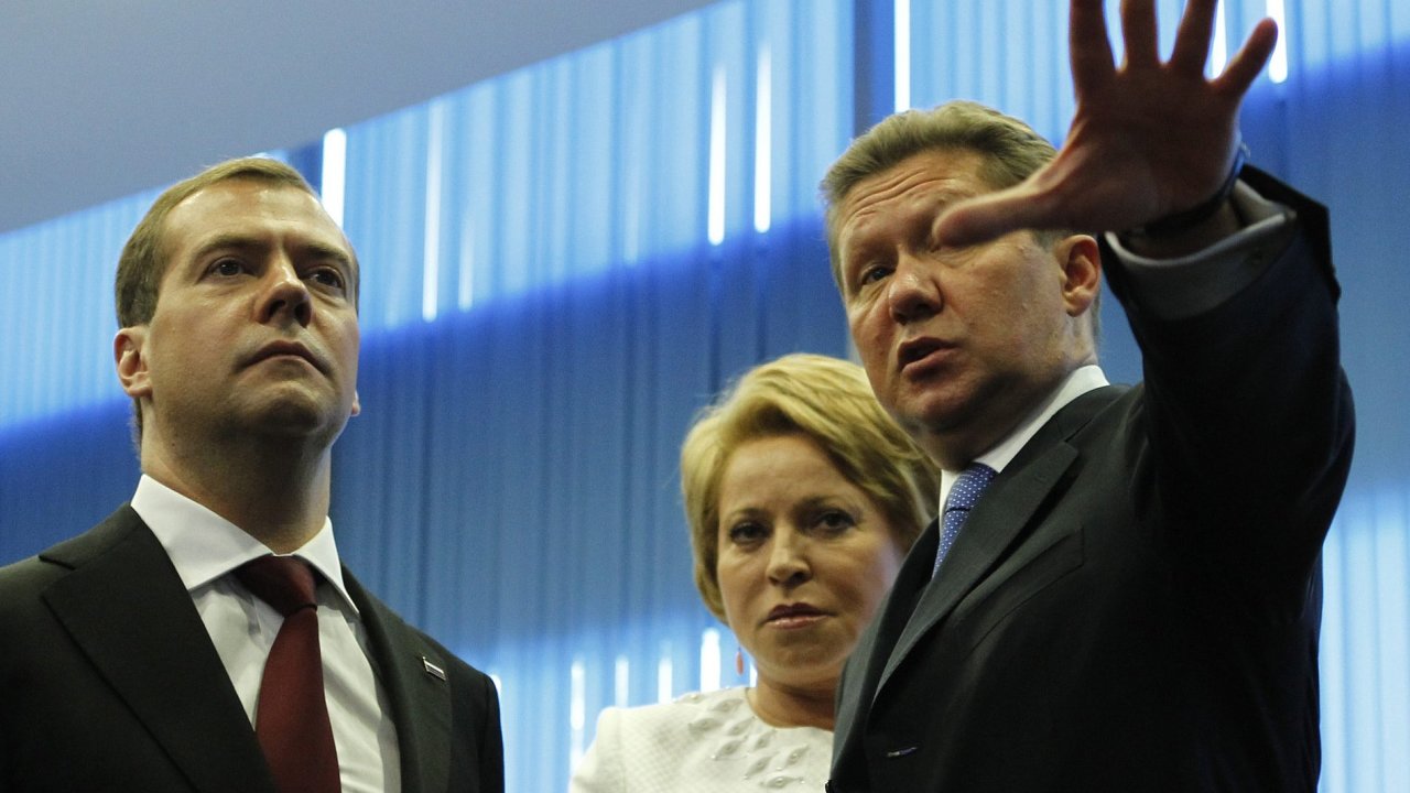 f Gazpromu Alexej Miller ukazuje ruskmu prezidentu Dmitriju Medvedvovi prostory novho sdla Gazpromu.