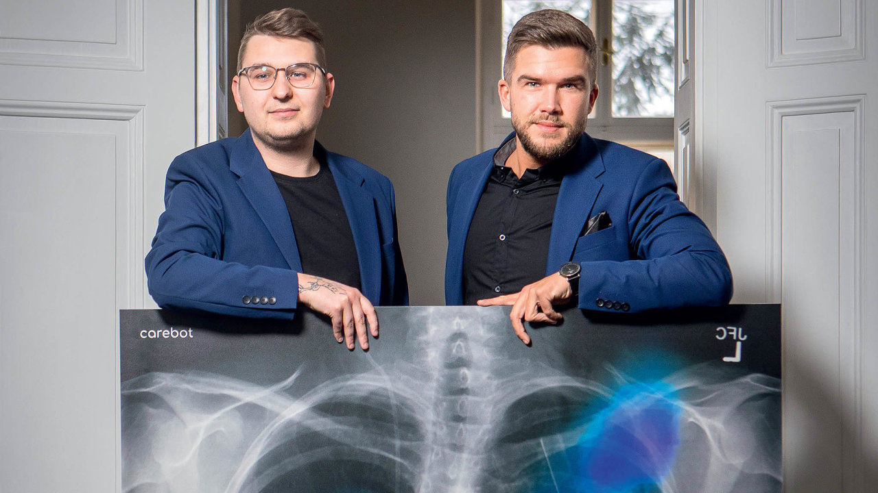 Daniel Kvak (vlevo) s Matějem Misařem chtějí, aby Carebot časem dokázal přečíst i snímky z CT nebo magnetické rezonance.