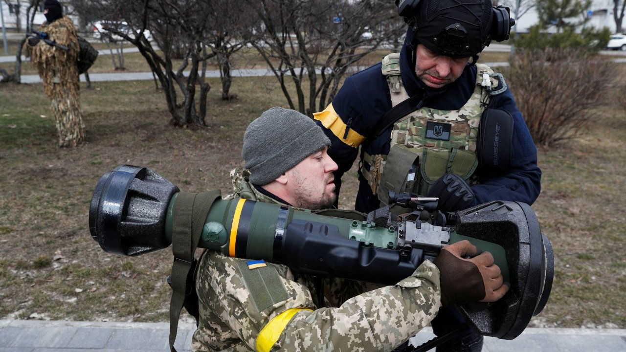 Ukrajinci rychle zvládli použití moderních ruèních zbraní, jako je protitanková støela NLAW na snímku. Obsluha složitìjších systémù, jako jsou dìla, ale vyžaduje delší výcvik.