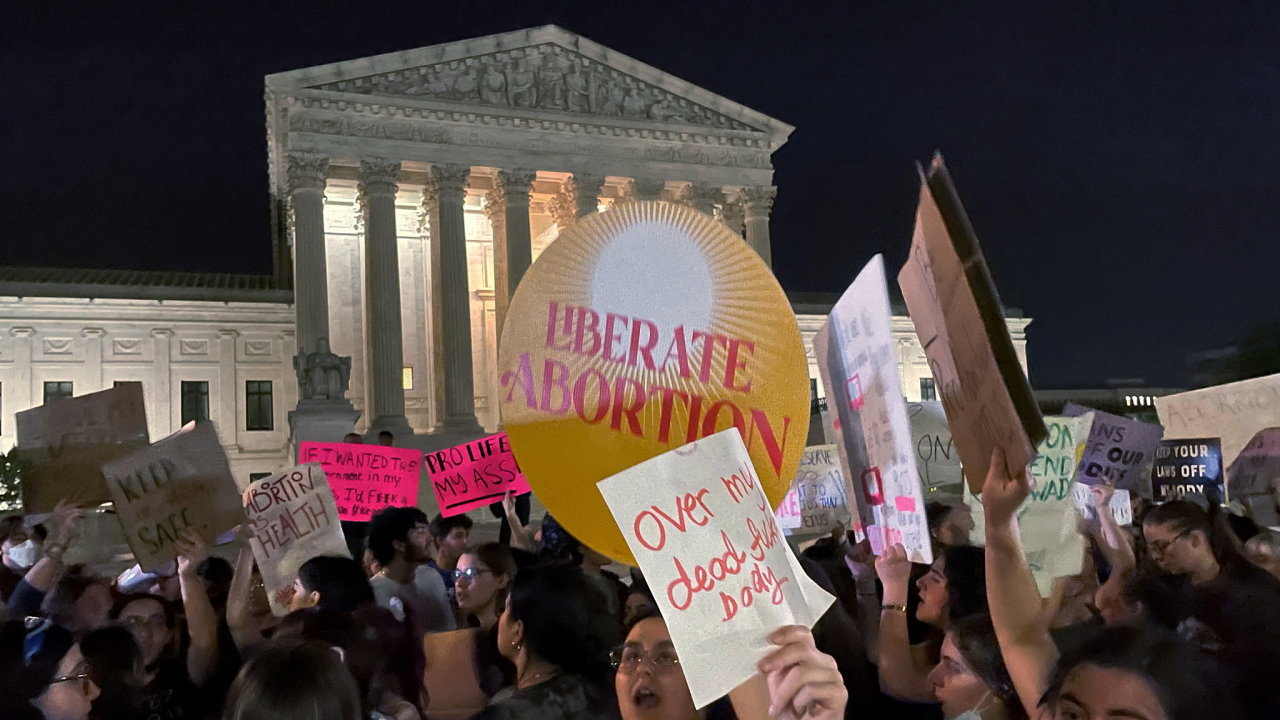 Lid protestuj proti rozhodnut americkho nejvyho soudu, kter se podle webu Politico vyslovil pro zruen prva na potrat.