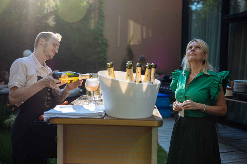 Červnové setkání magazínu PročNe Letní počasí podtrhlo argentinské šumivé víno Chandon Garden Spritz.