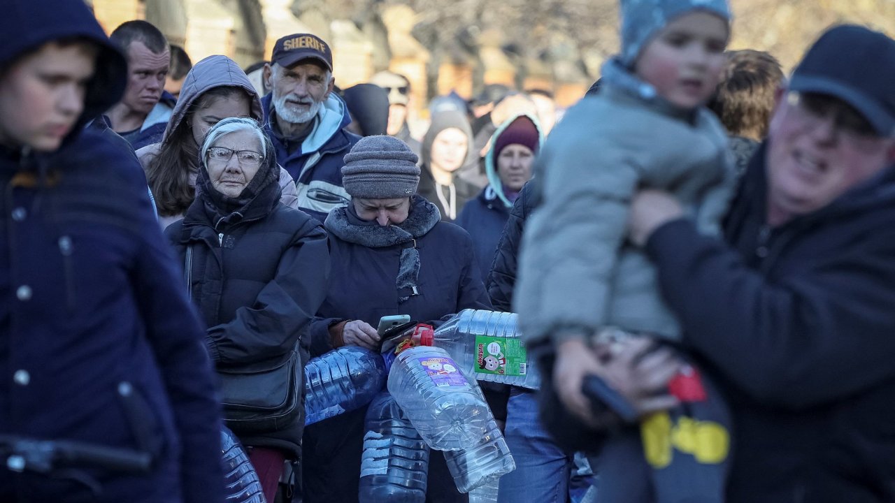 Obyvatel Kyjeva ekaj na dodvky vody a sna se naplnit si lahve.