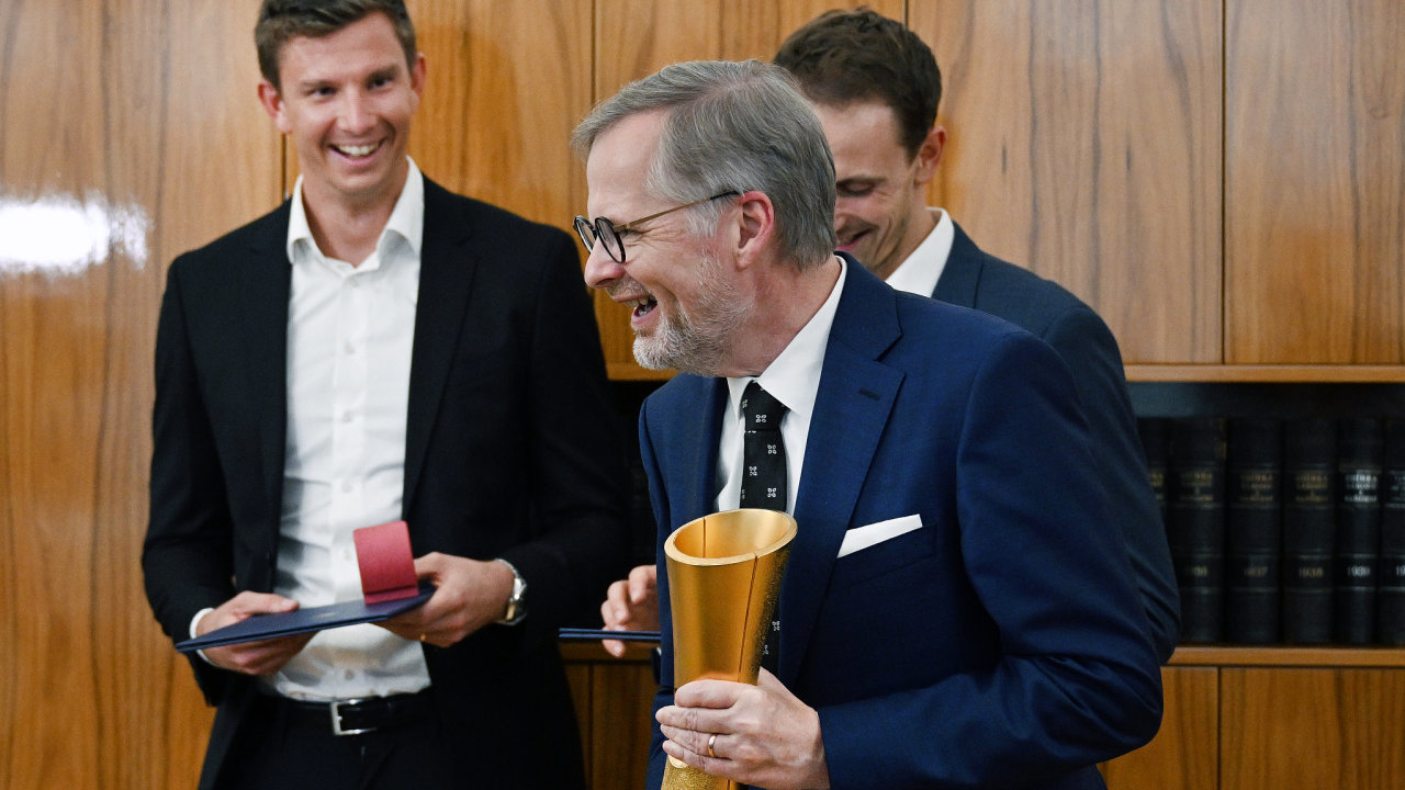 Tenhle pohár dostal premiér symbolicky od plážových volejbalistù. Šéfka Evropské komise ho ale ocenila doopravdy.