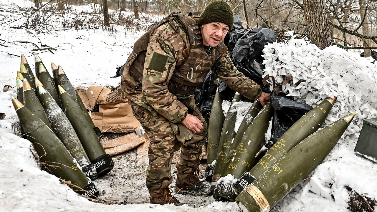 Ukrajinsk vojk na front v Zporosk oblasti pipravuje dlosteleck nboj re 155 milimetr ke stelb.